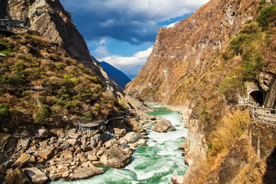 Tiger Leaping Gorge Hiking Guide: Trails, Tips & Best Time to Visit